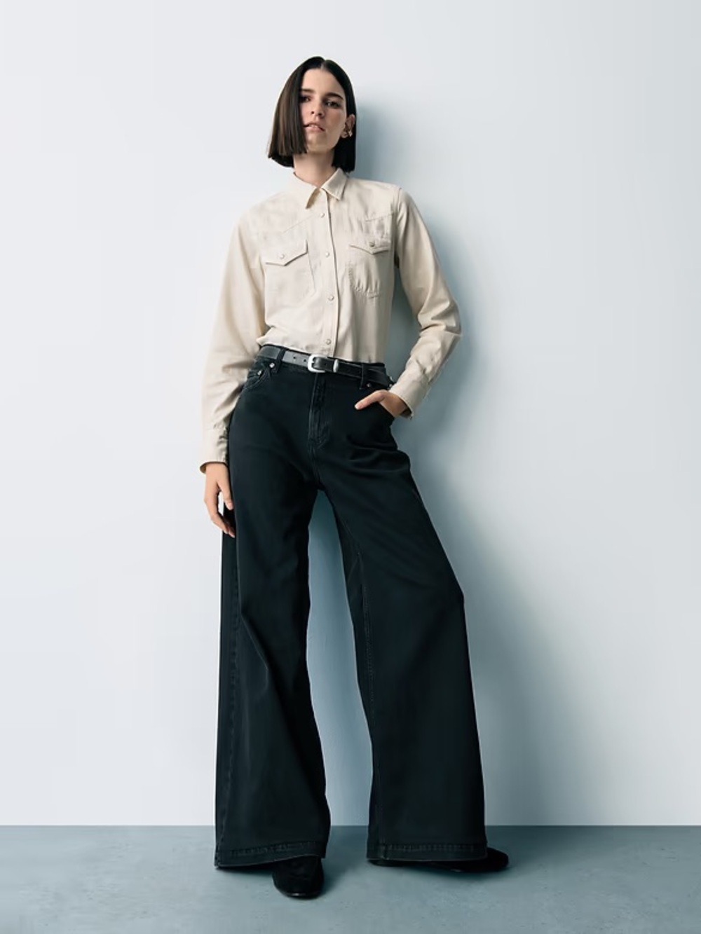 GAP High Rise Stride size 6 petite /  28 black washed denim